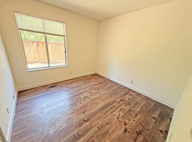 Building Photo - Single Story Evergreen Home at the Middle of a Cul-De-Sac!