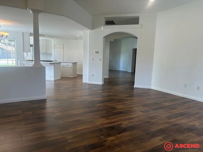 Building Photo - Spacious 3BD/2.5BA Home in Bakersfield's 93311 — HOA Community, Pool, Fireplace, Garage & Small P...