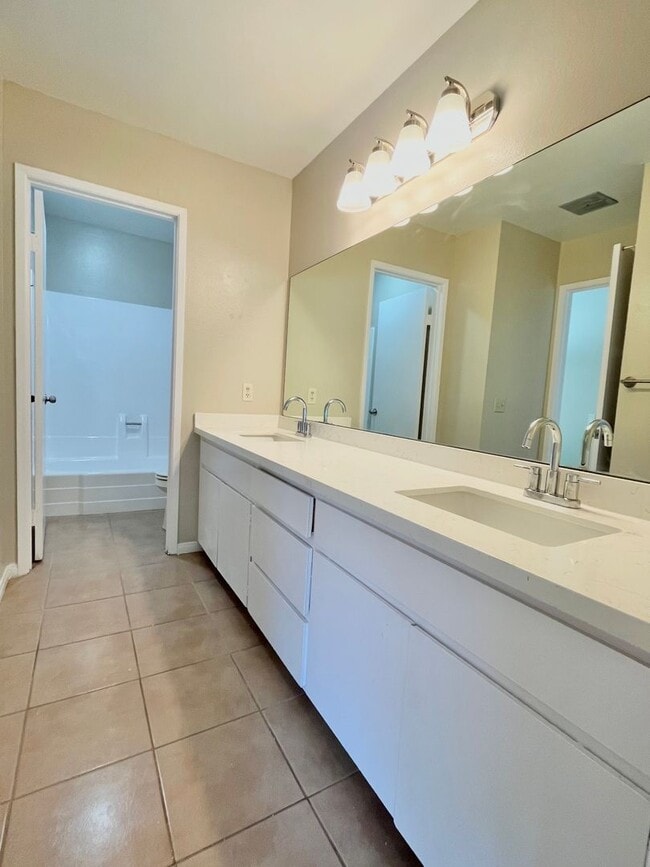 Building Photo - Upgraded 3 Bed 1.5 Bath Condo in Mira Mesa