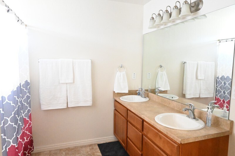 Building Photo - 573 Goldenrod Way N