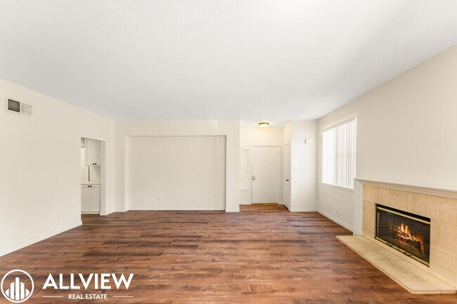 Building Photo - Beautiful Ground Level 2 Bedroom, 2 Bathro...