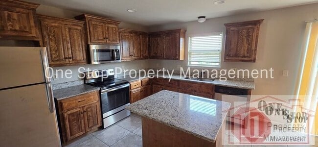 Building Photo - Beautiful 4 bedroom, 3 bathroom home in Raymore!
