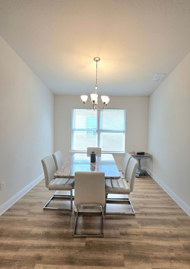 Building Photo - Spacious 4BR Home Near Navy Federal & UWF ...