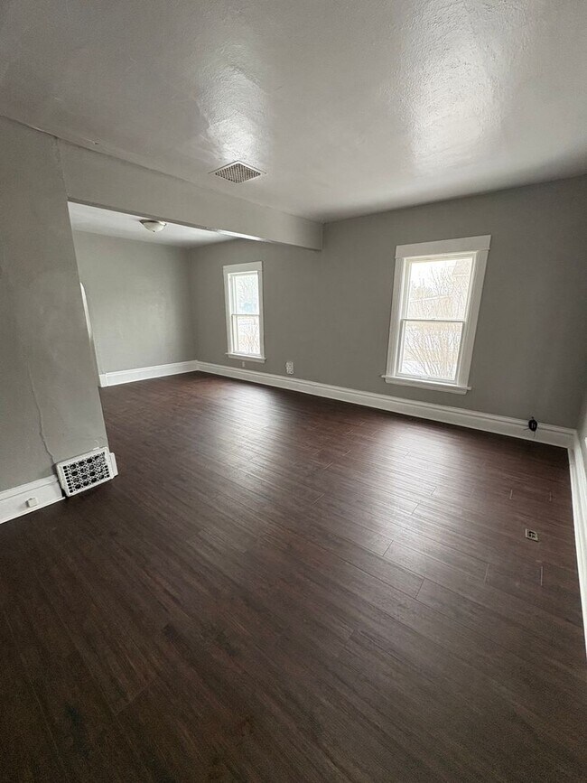 Building Photo - 2 bed 1 bath single family home