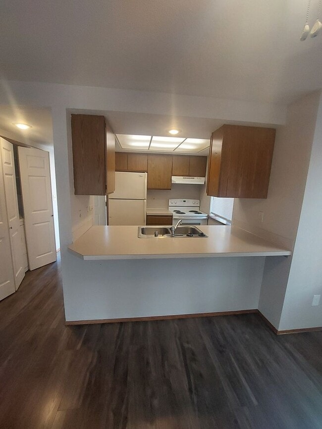 Building Photo - Great Two Bedroom in Central Location