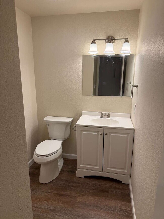 Building Photo - Fully Remodeled 2 Bedroom Unit- Available for Immediate Move In