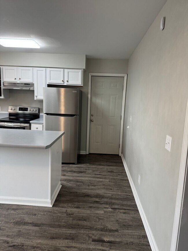 Building Photo - Just listed!