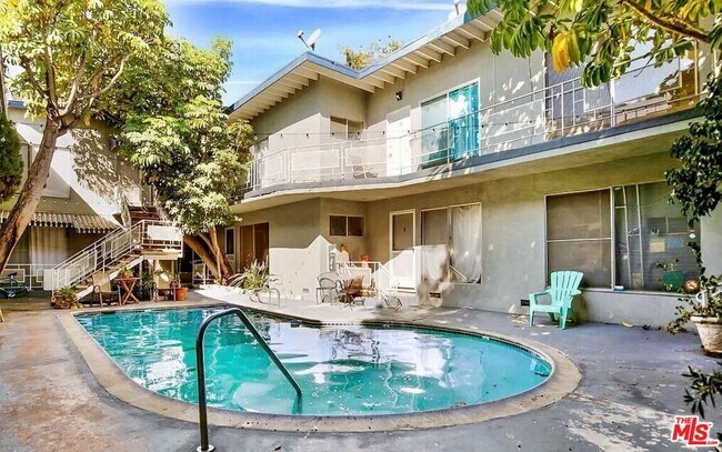 Building Photo - 941 N San Vicente Blvd