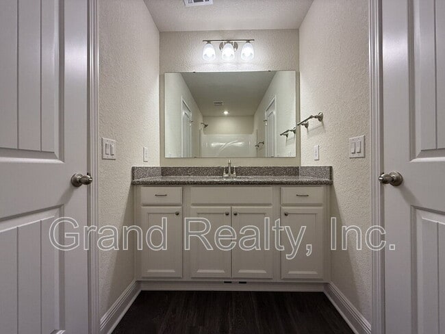 Building Photo - 4423 Village Oak Ln