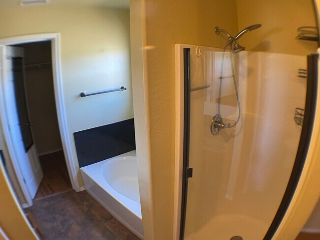 Building Photo - Spacious Single-Level Home in Desirable Do...