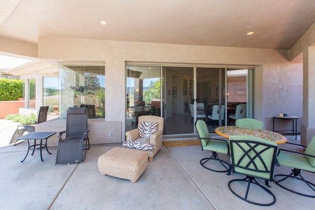 Building Photo - Open, light and bright, quiet Sedona Golf ...