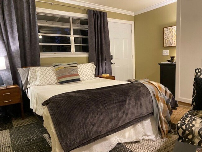 Building Photo - Kings Drive