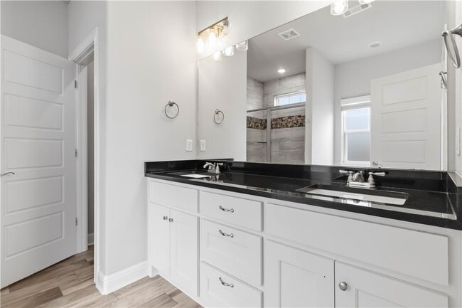 Building Photo - 931 E Skyline Lp