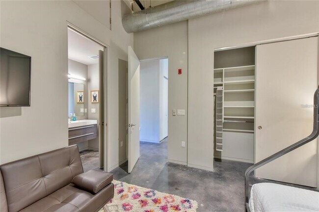 Building Photo - 302 SE Broadway St