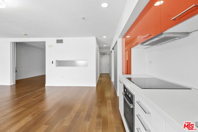 Building Photo - 901 Flower St