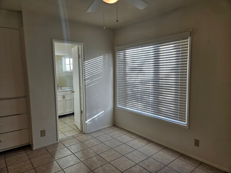 Building Photo - 9966 Glencrest Cir