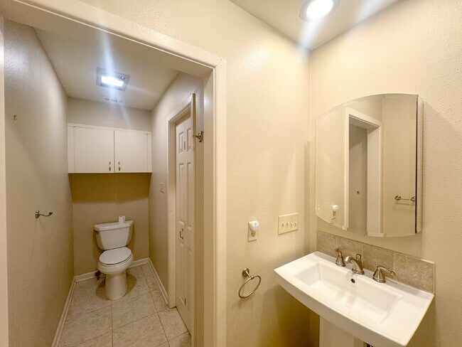 Building Photo - Adorable single story home in Landa Park E...