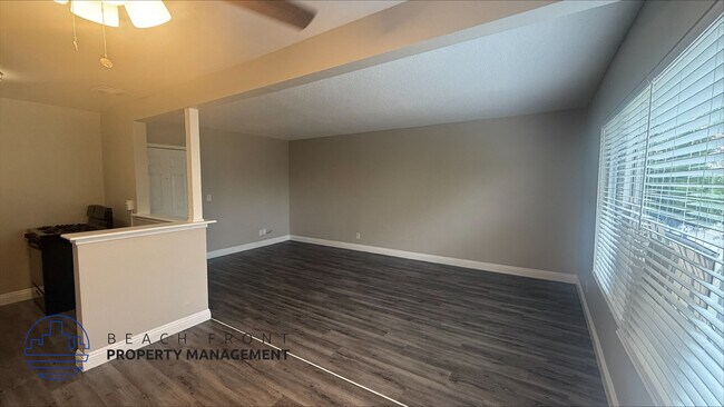 Building Photo - 10862, 10781 Palma Vista Ave.