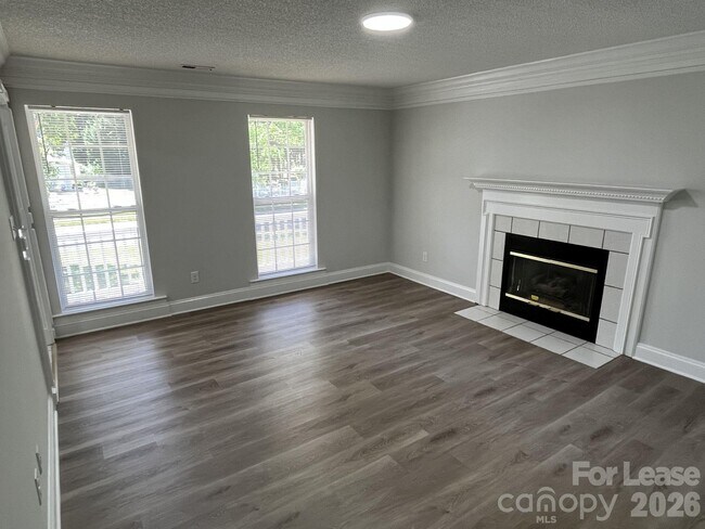 Building Photo - 5637 Hedgecrest Pl