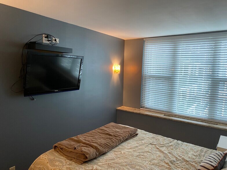 Building Photo - 400 E Randolph St