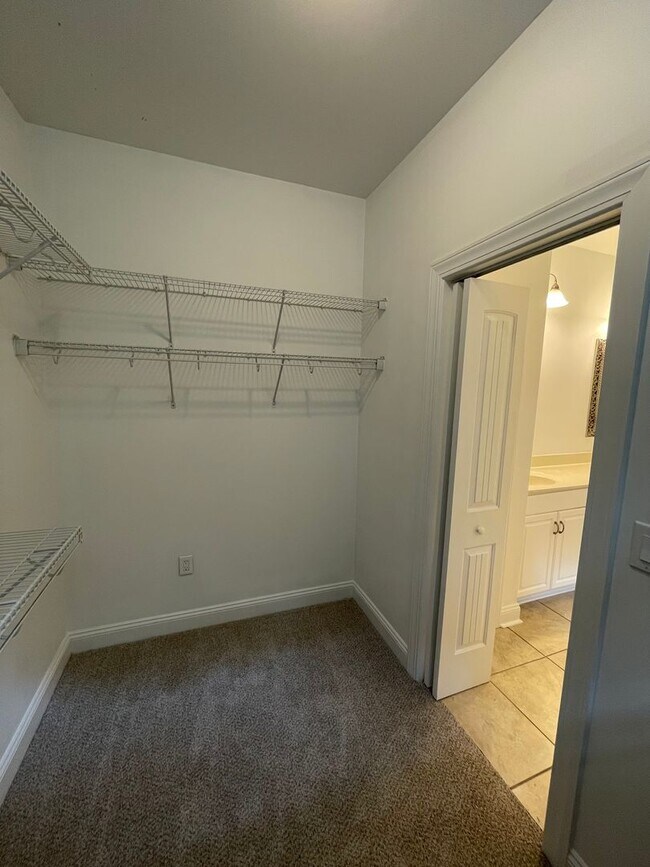 Building Photo - Move-In Incentive - $200 off first month's rent