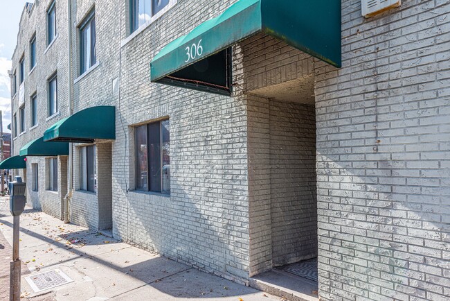 Building Photo - 300 Main St