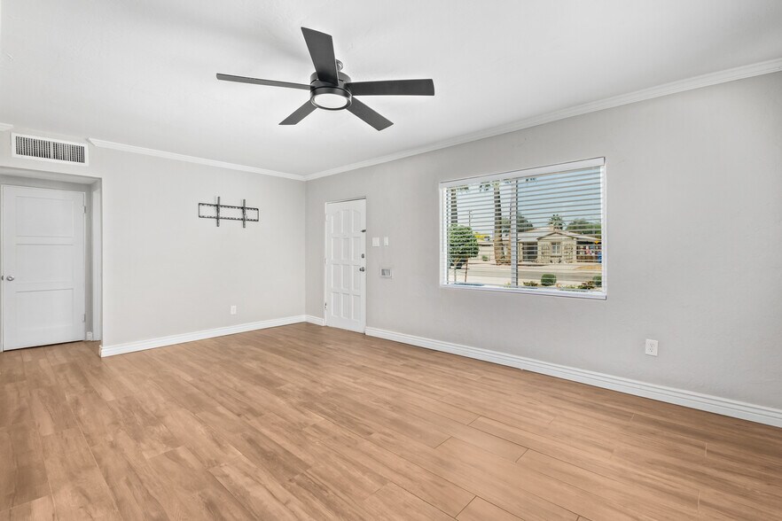 Building Photo - 527 E Whitton Ave