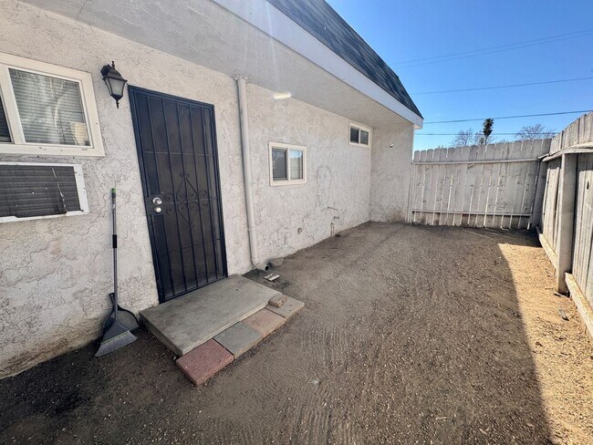 Building Photo - 205-205 Valley View Dr