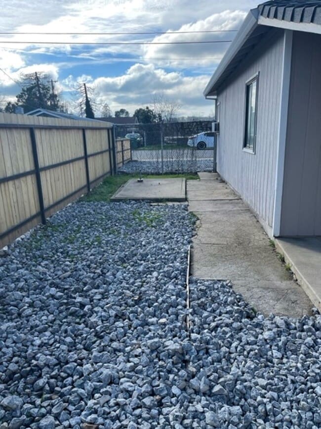 Building Photo - 2 Bedroom in Anderson with yard and garage!