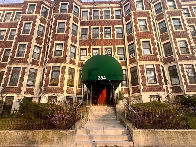 Building Photo - 384 Riverway