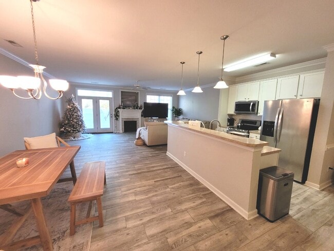 Building Photo - Gorgeous Townhome-Style Condo in Virginia Beach!