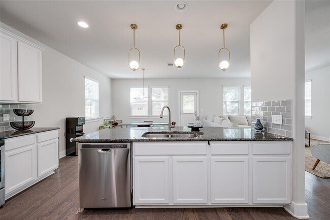 Building Photo - 7405 Buchholz St