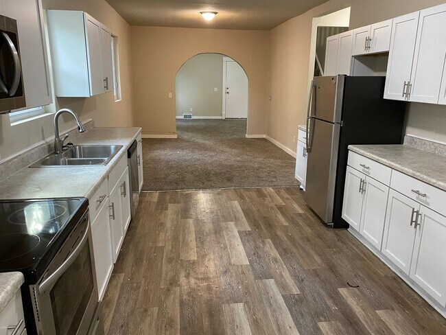 Building Photo - 4-Bedroom, 2-Bath Home Near Drake University - Fenced Backyard