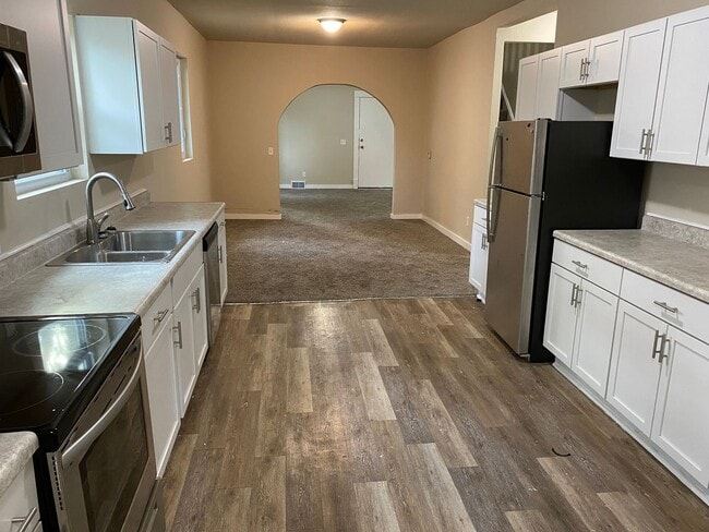 Building Photo - 4 Bedroom 2 Bathroom Home Near Drake Unive...