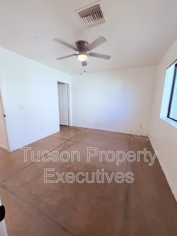 Building Photo - 1412 E 25th St