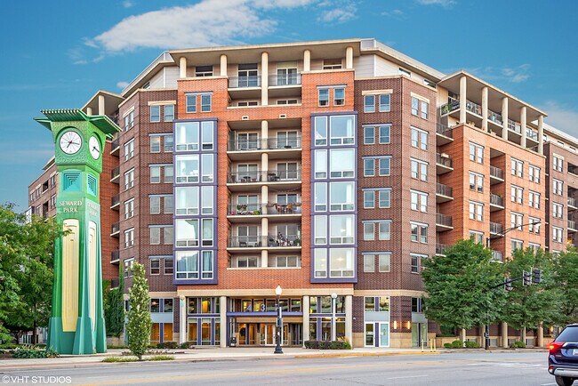 Primary Photo - 437 W Division St