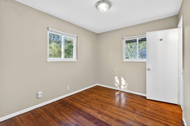 Building Photo - 3 Bedroom Ranch Style Home In Dellwood