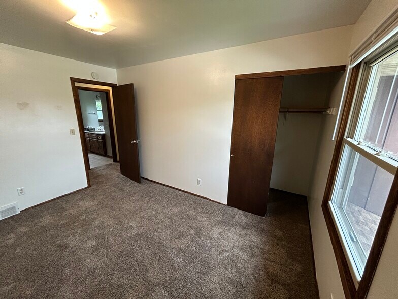 Building Photo - 2709 Albany Ct
