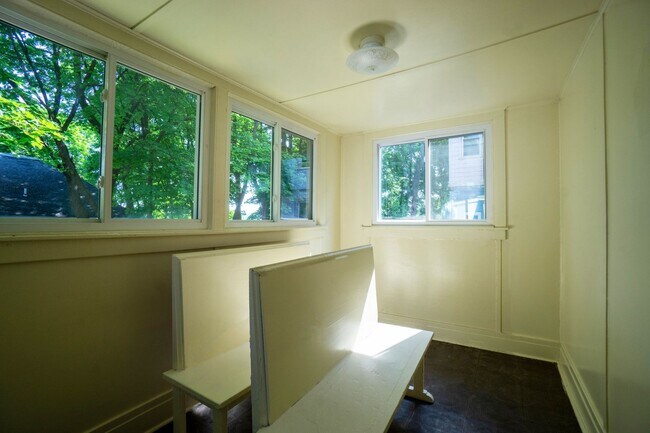 Building Photo - Spacious 3 Bedroom Flat With Off-Street Pa...