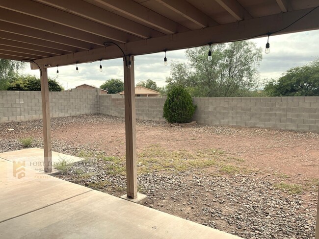 Building Photo - 3 bed 2 bath, garage, fenced yard, washer/...