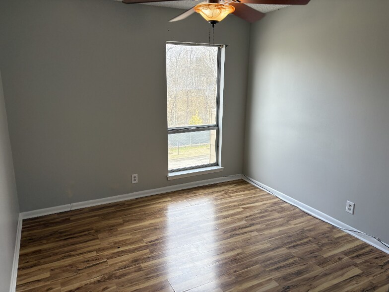 Building Photo - 515 Basswood Ave