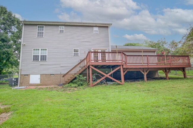 Building Photo - Charming 3 Bedroom, 2,5 Bath home with hug...