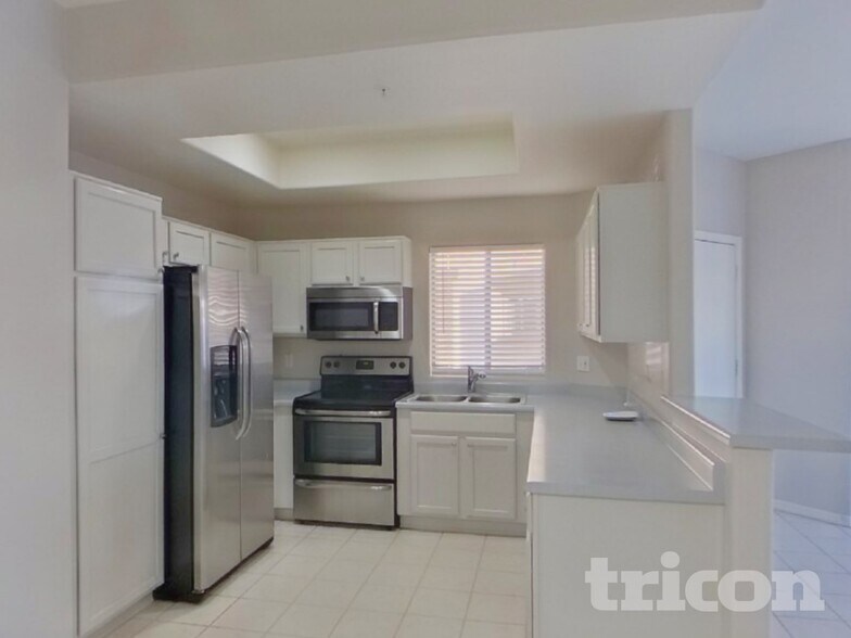 Building Photo - 1406 W Emerald Ave