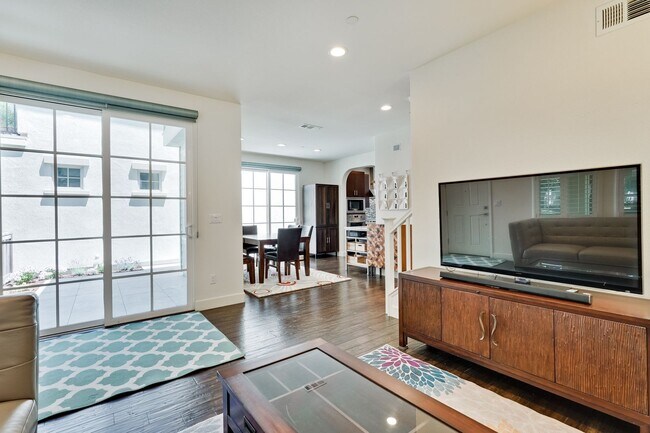 Building Photo - Modern Townhome in Prime Location — Walkab...