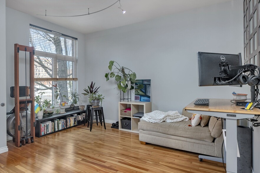 Separate sitting area for office or den - 618 NW 12th Ave