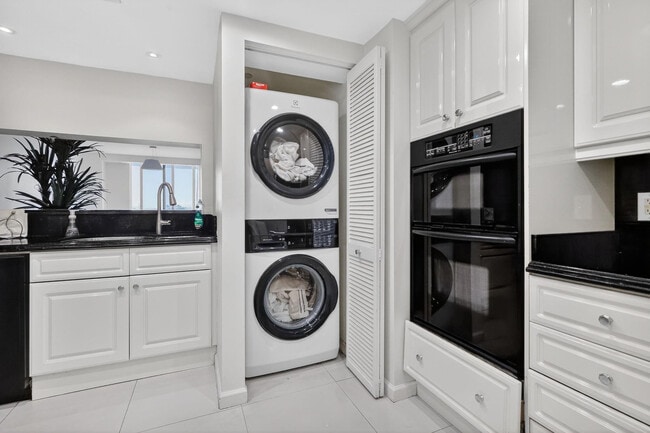 Building Photo - 9595 Collins Ave