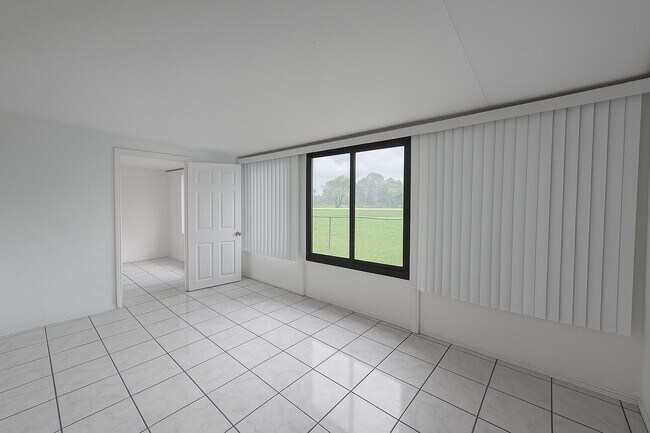 Building Photo - 646 SW 20th Ct