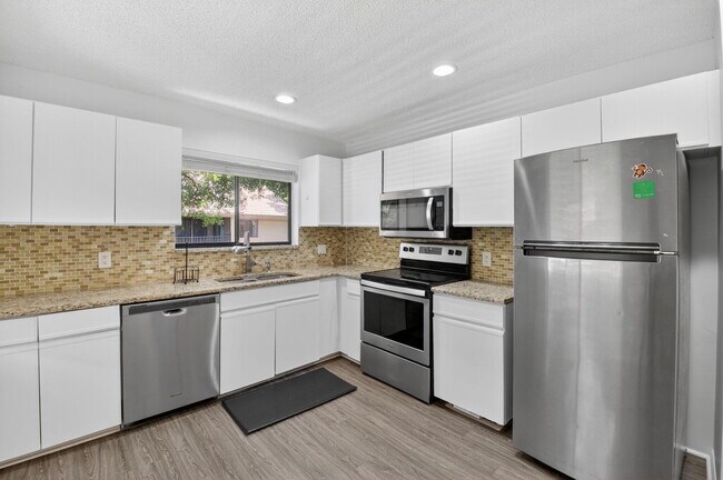 Building Photo - 5530 Coach House Cir