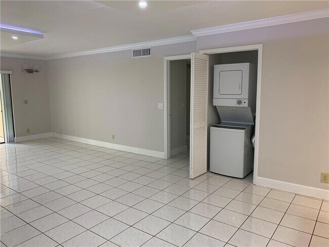 Building Photo - 434 Lakeview Dr