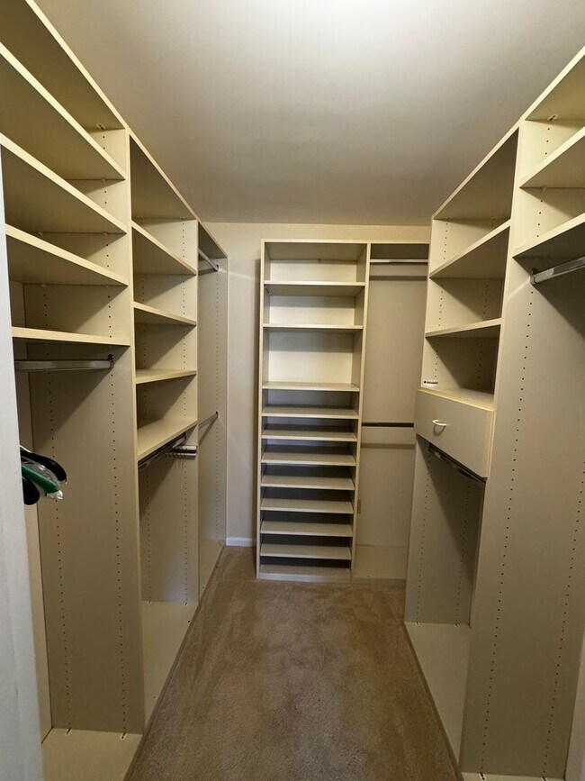 Building Photo - 3 bedroom,3.5bath.